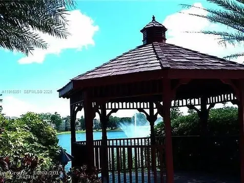9230 Lagoon Place Davie FL 33324