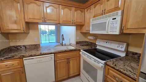 9230 Lagoon Place Davie FL 33324
