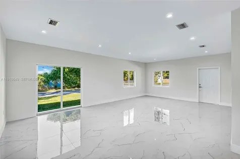 1346 NW 44th Street Miami FL 33142