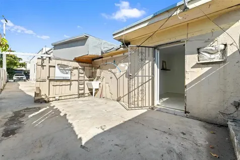 2262 NW 4th Street Miami FL 33125