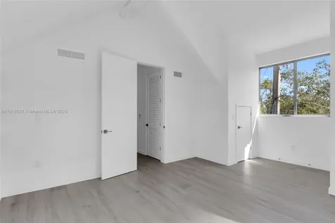 3204 Plaza Street Miami FL 33133