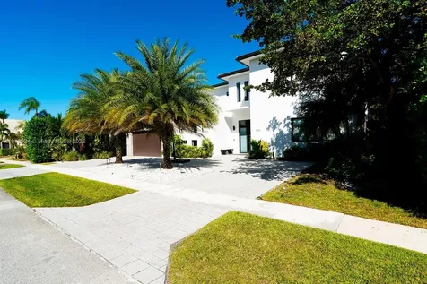 10151 SW 3rd Street Plantation FL 33324