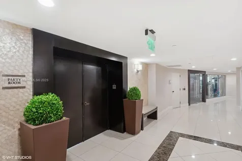 1000 W Island Boulevard Aventura FL 33160