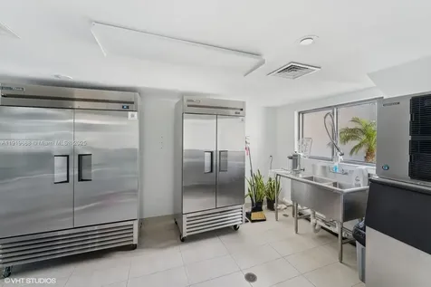 1000 W Island Boulevard Aventura FL 33160