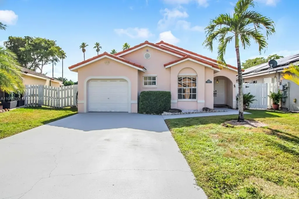 6122 NW 181st Terrace Circle W Hialeah FL 33015