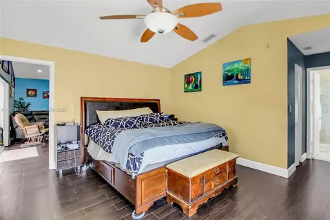 6122 NW 181st Terrace Circle W Hialeah FL 33015