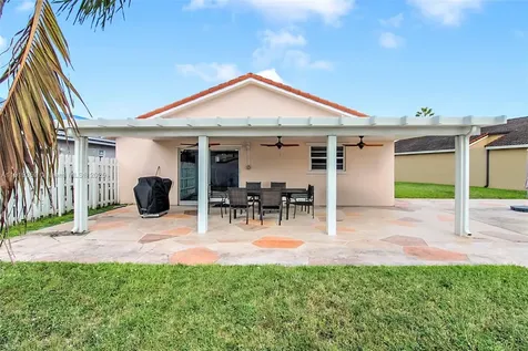 6122 NW 181st Terrace Circle W Hialeah FL 33015