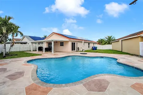 6122 NW 181st Terrace Circle W Hialeah FL 33015
