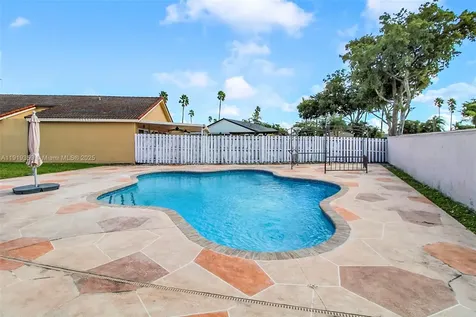 6122 NW 181st Terrace Circle W Hialeah FL 33015