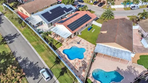 6122 NW 181st Terrace Circle W Hialeah FL 33015