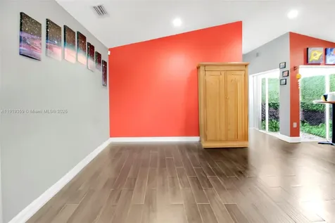 6122 NW 181st Terrace Circle W Hialeah FL 33015