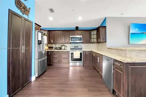 6122 NW 181st Terrace Circle W Hialeah FL 33015
