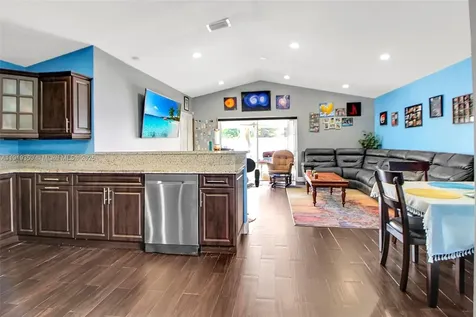 6122 NW 181st Terrace Circle W Hialeah FL 33015