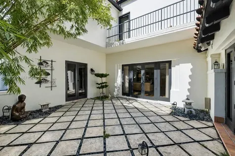 5860 Pine Tree Drive Miami Beach FL 33140