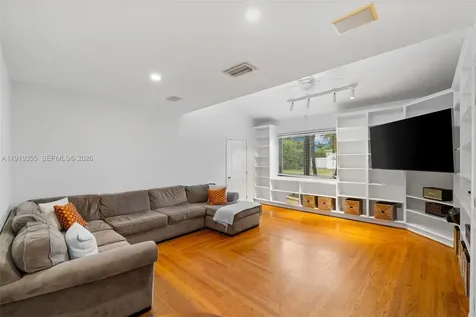 5860 Pine Tree Drive Miami Beach FL 33140