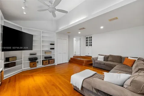 5860 Pine Tree Drive Miami Beach FL 33140