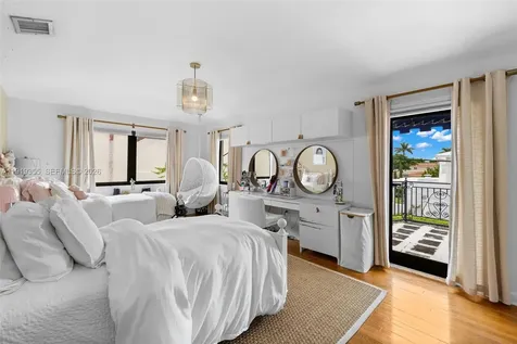 5860 Pine Tree Drive Miami Beach FL 33140