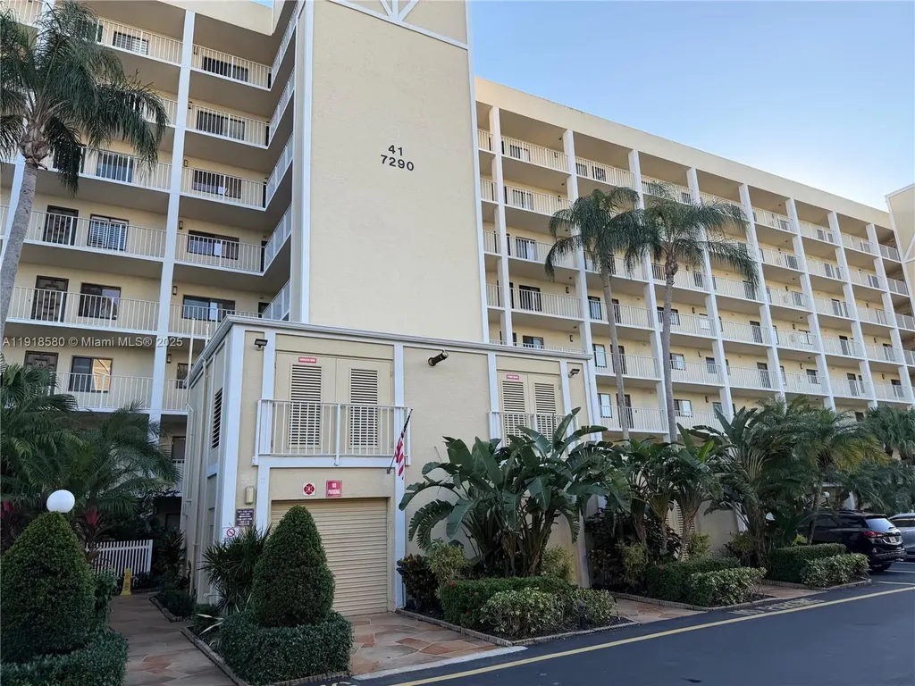 7290 Kinghurst Drive Delray Beach FL 33446