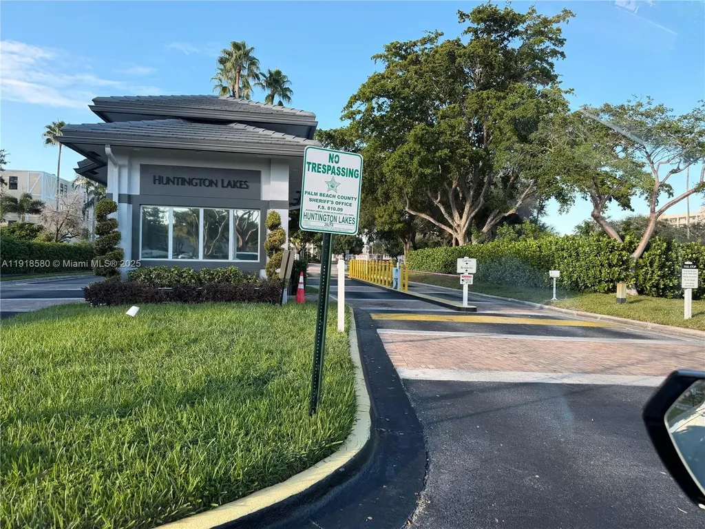 7290 Kinghurst Drive Delray Beach FL 33446