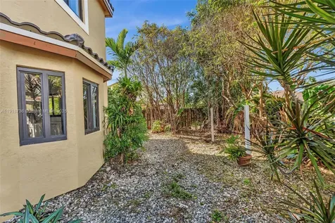 8249 NW 200th Terrace Hialeah FL 33015