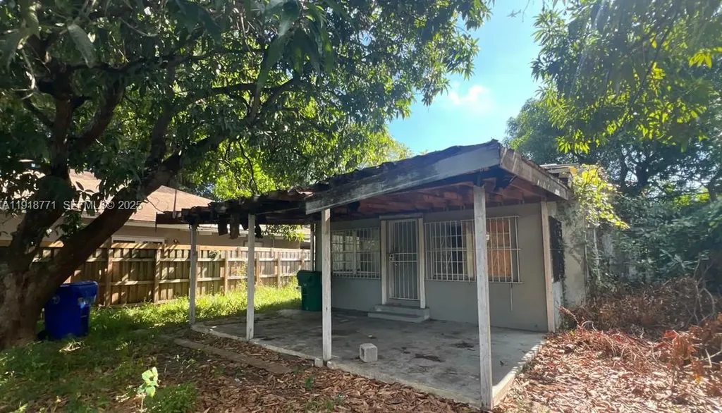 1168 NW 41st Street Miami FL 33127