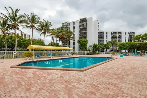 20500 W Country Club Drive Aventura FL 33180