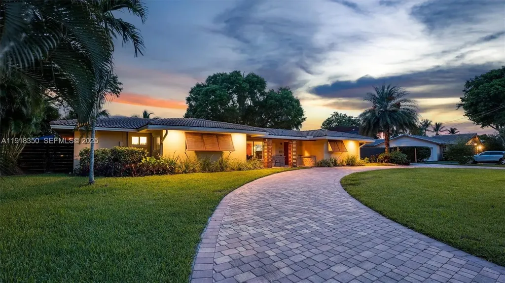 901 W Tropical Way Plantation FL 33317