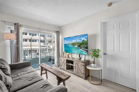 2600 Collins Avenue Miami Beach FL 33140