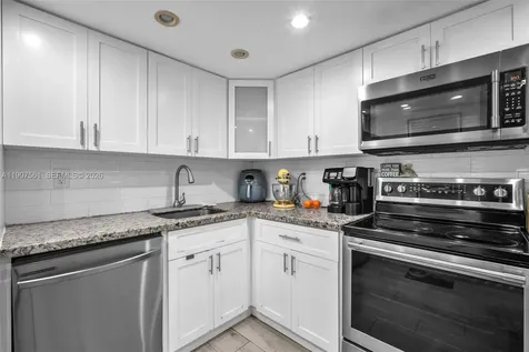 2600 Collins Avenue Miami Beach FL 33140