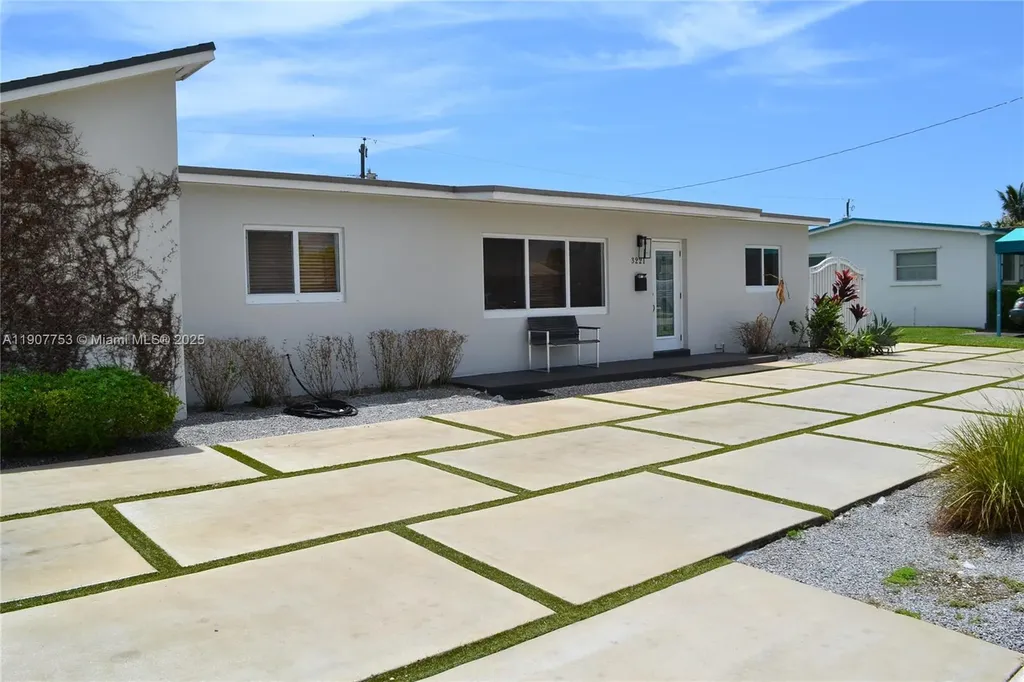 3221 SW 93rd Place Miami FL 33165