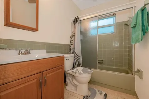 6903 NW 74th Place Tamarac FL 33321