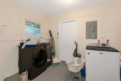 6903 NW 74th Place Tamarac FL 33321