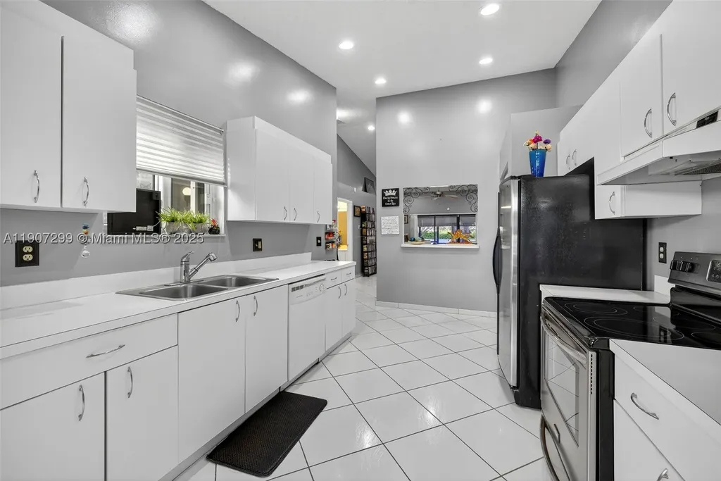 8228 NW 100th Way Tamarac FL 33321