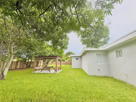 4340 SW 19th Street West Park FL 33023