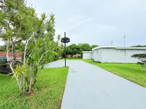 4340 SW 19th Street West Park FL 33023