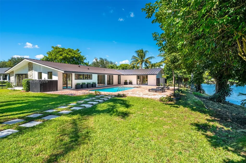 10945 SW 75th Court Pinecrest FL 33156