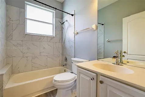568 SW Saint Martins Cove Port St. Lucie FL 34986