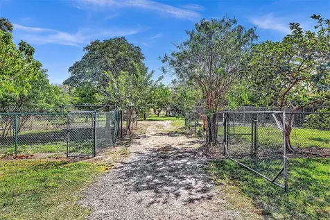 279 NW 119th Avenue Miami FL 33182