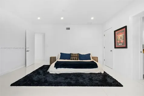 5055 N Bay Road Miami Beach FL 33140