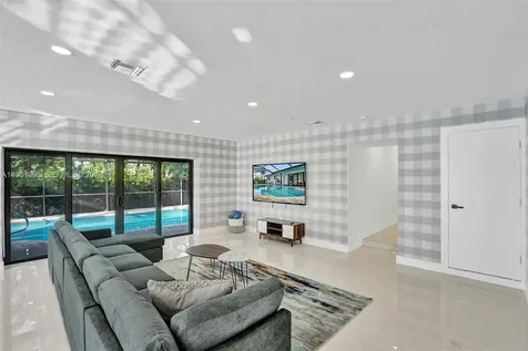 1141 N Northlake Drive Hollywood FL 33019