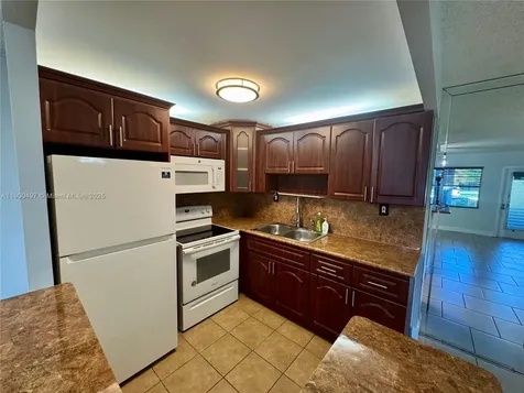 1011 Westbury F Deerfield Beach FL 33442