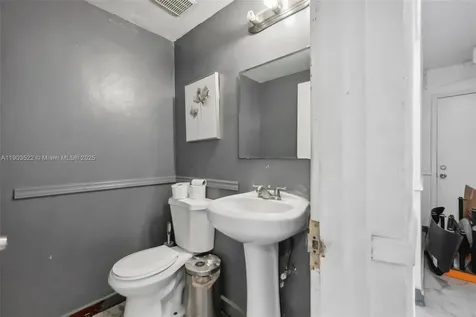 15140-15150 W Dixie Highway North Miami Beach FL 33162