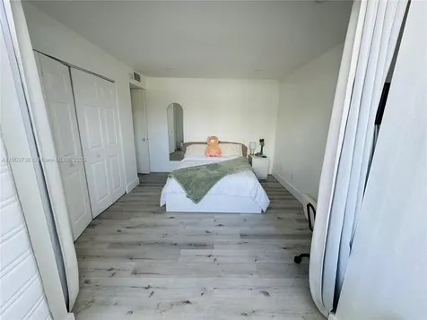 1555 W 44th Place Hialeah FL 33012