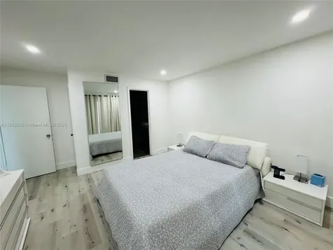 1555 W 44th Place Hialeah FL 33012