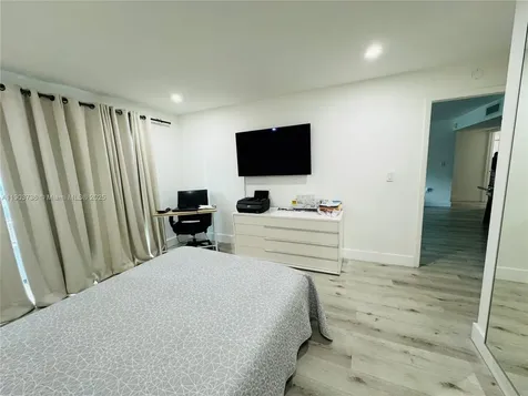 1555 W 44th Place Hialeah FL 33012