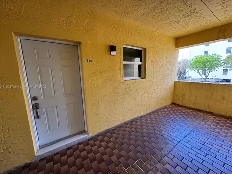 1555 W 44th Place Hialeah FL 33012