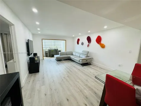 1555 W 44th Place Hialeah FL 33012