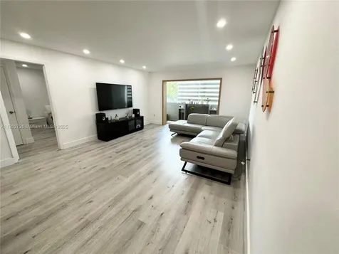 1555 W 44th Place Hialeah FL 33012