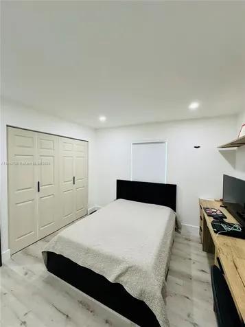 1555 W 44th Place Hialeah FL 33012