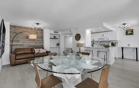 2555 Collins Avenue Miami Beach FL 33140